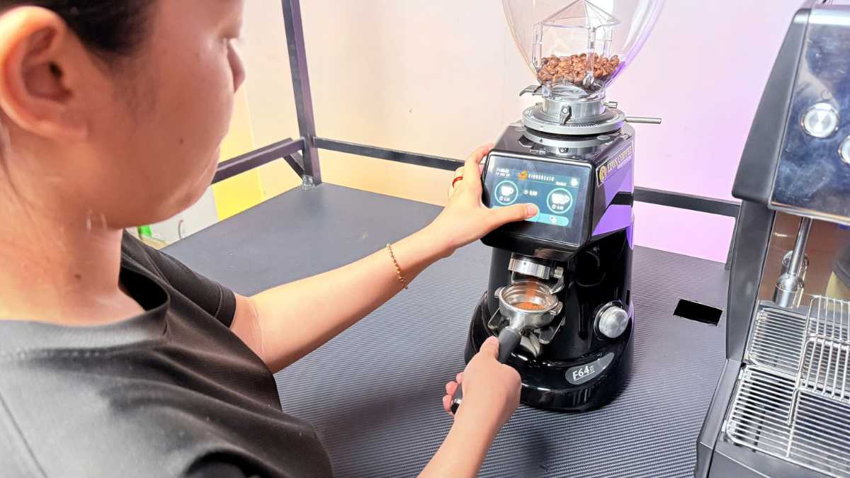 Dấu hiệu lưỡi dao máy xay cà phê Fiorenzato mòn qua bột xay nóng