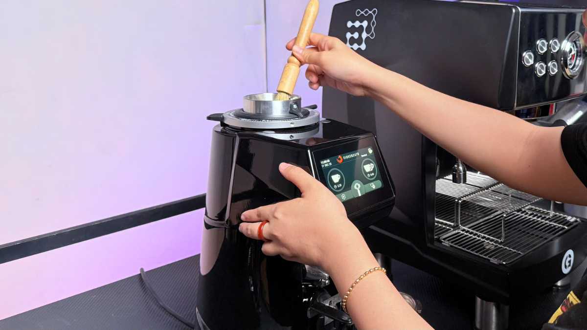 vệ sinh khoang xay và lưỡi dao máy xay cà phê fiorenzato định kỳ