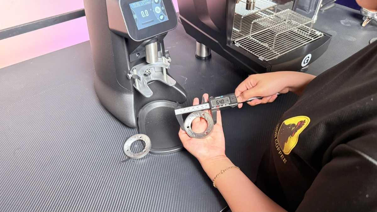 Đo thực tế kích thước lưỡi dao máy xay cà phê HC600 64mm