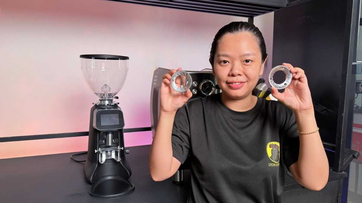 Lưỡi dao máy xay cà phê HC600 64mm đặt cạnh máy xay quán pha espresso