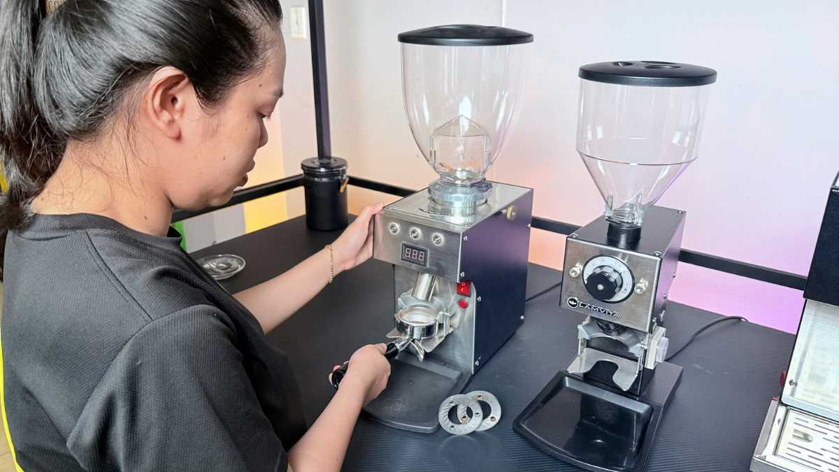 Bột cà phê sau khi xay bằng máy Lamvita trong quá trình vận hành