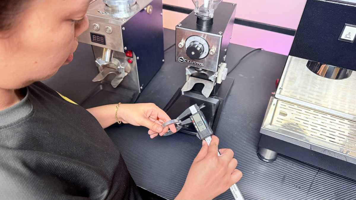 Quá trình tháo lắp lưỡi dao máy xay cà phê Lamvita