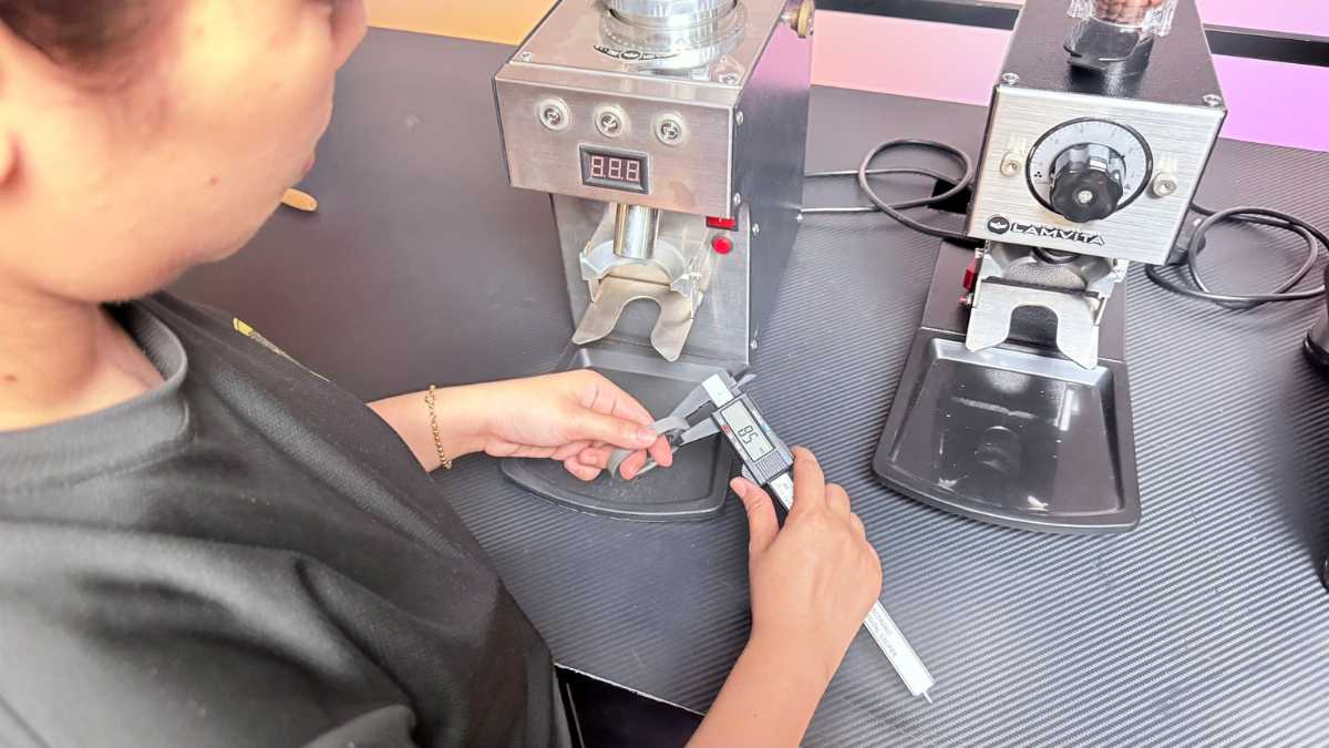 Vệ sinh khoang xay máy Lamvita trong quá trình bảo trì