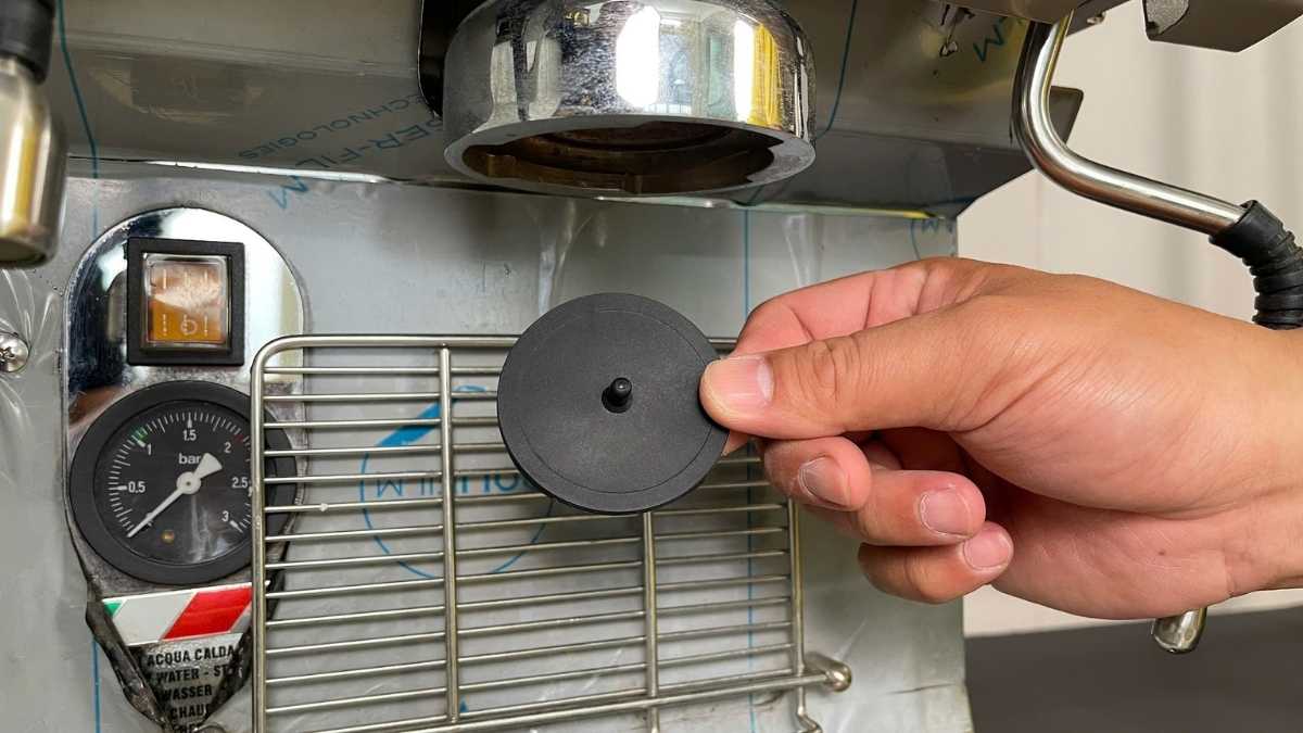 Phin mù Carimali 58 mm giúp backflush làm sạch đường nước và dầu cà phê