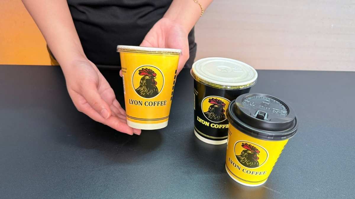Khách mang đi cà phê bằng ly giấy Lyon Coffee.