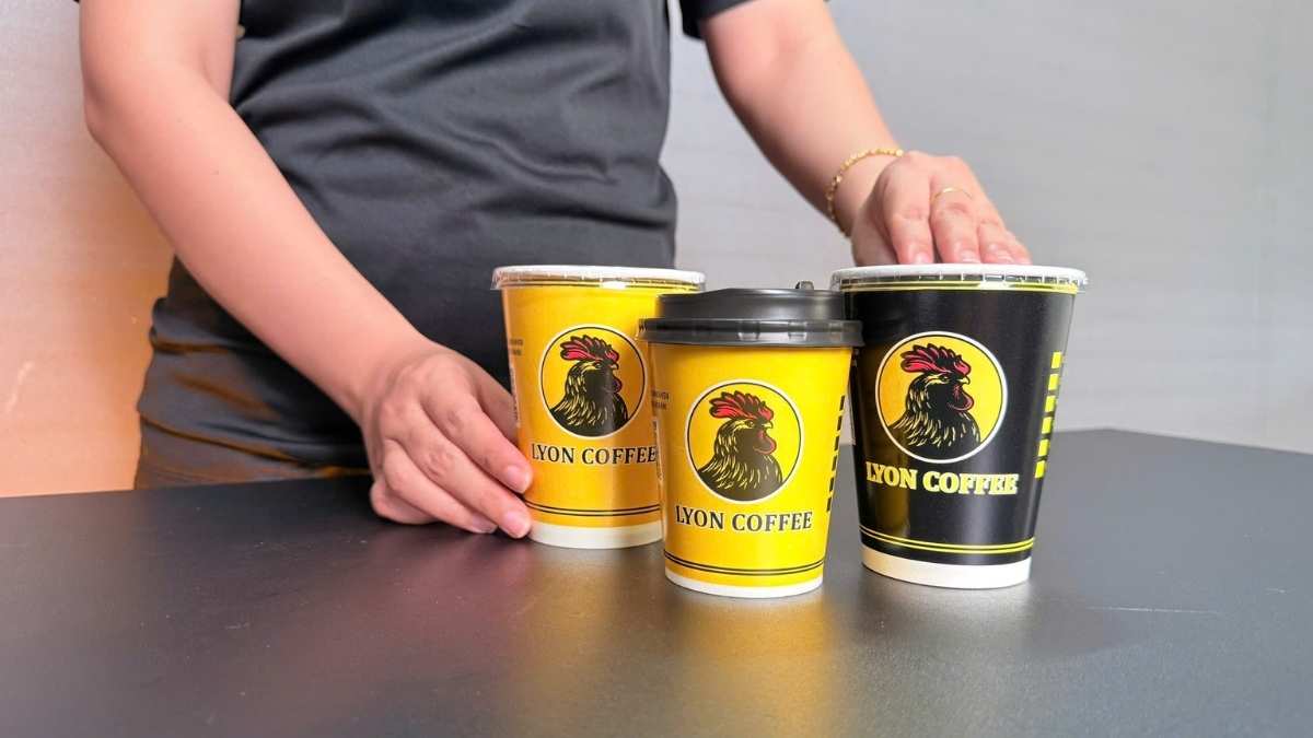 Ly giấy Lyon Coffee màu vàng và đen nổi bật.