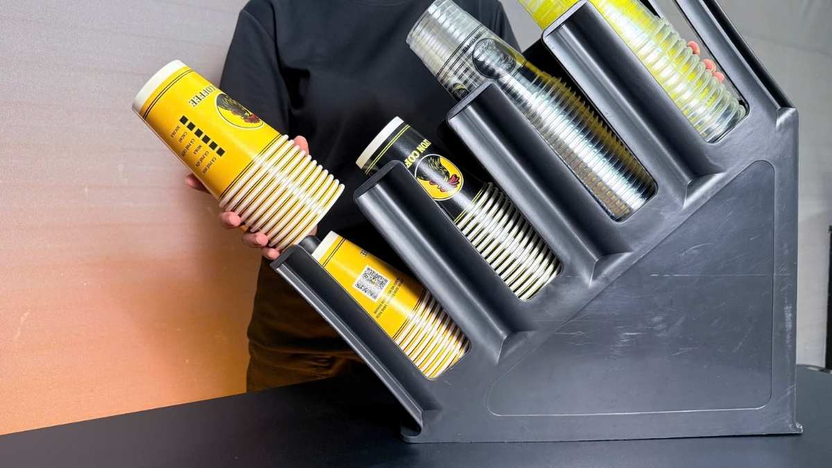 Ly giấy xếp chồng bảo quản nơi khô ráo.