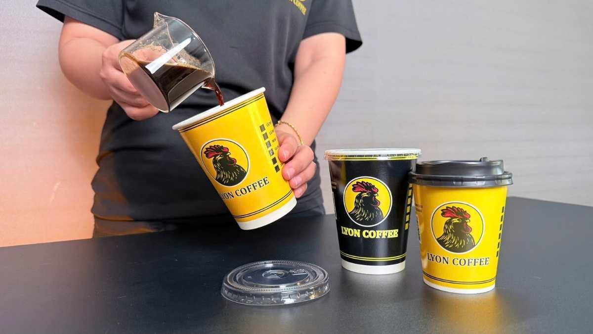 Ly giấy 250ml và 360ml xếp cạnh nhau