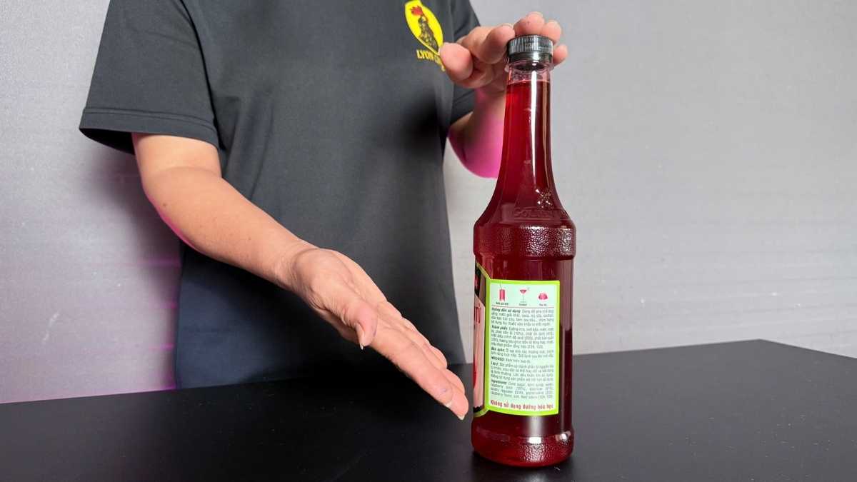 Sirô Mama Rosa Phúc Bồn Tử được rót vào ly soda tạo sắc đỏ ruby