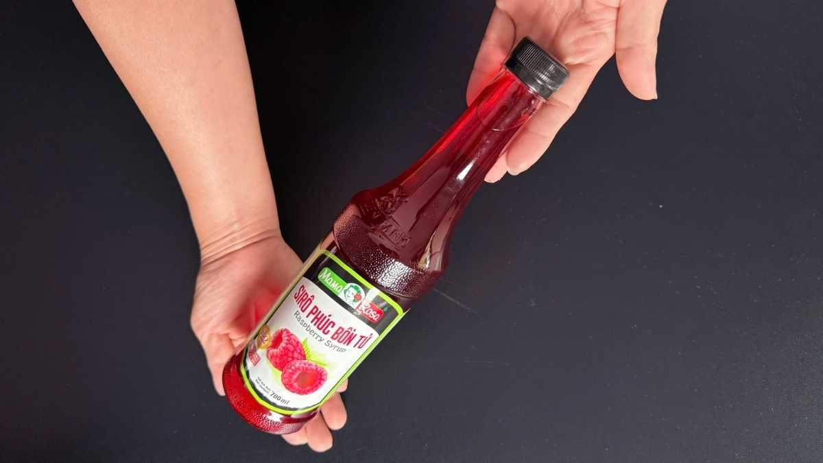 Barista pha trà phúc bồn tử với Sirô Mama Rosa Phúc Bồn Tử tại quán cà phê