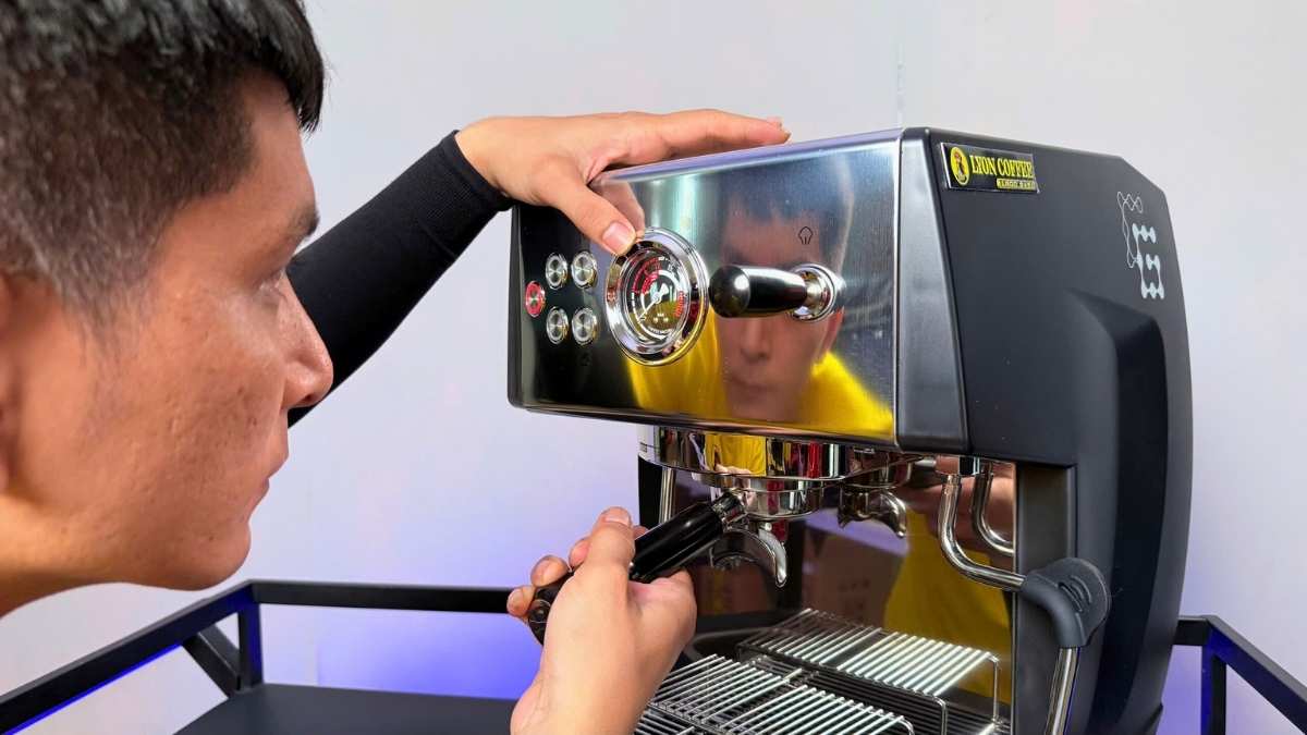 group head 58mm và dual boiler 4L của Gemilai CRM 3200B Pro