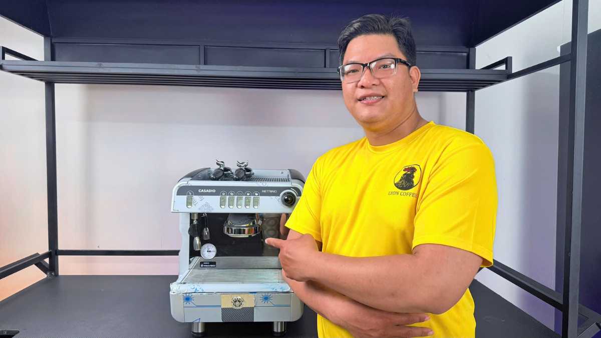 Máy pha cà phê Casadio Nettuno A1 vận hành tại quầy espresso quán nhỏ thực tế