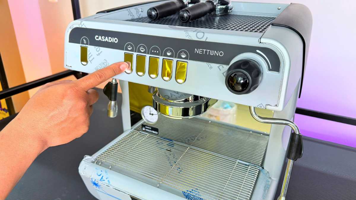 Kỹ thuật viên Lyon Coffee kiểm tra và hỗ trợ vận hành máy pha cà phê cho quán