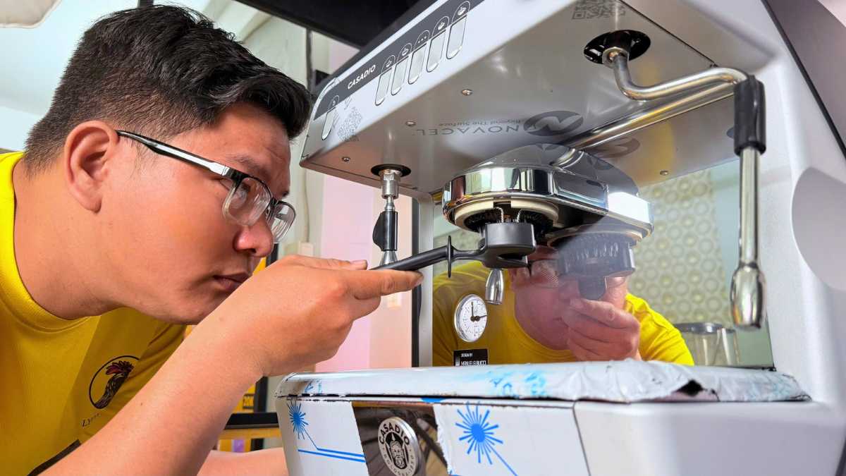 Vệ sinh máy pha cà phê cho quán trong quá trình kết thúc ca làm việc