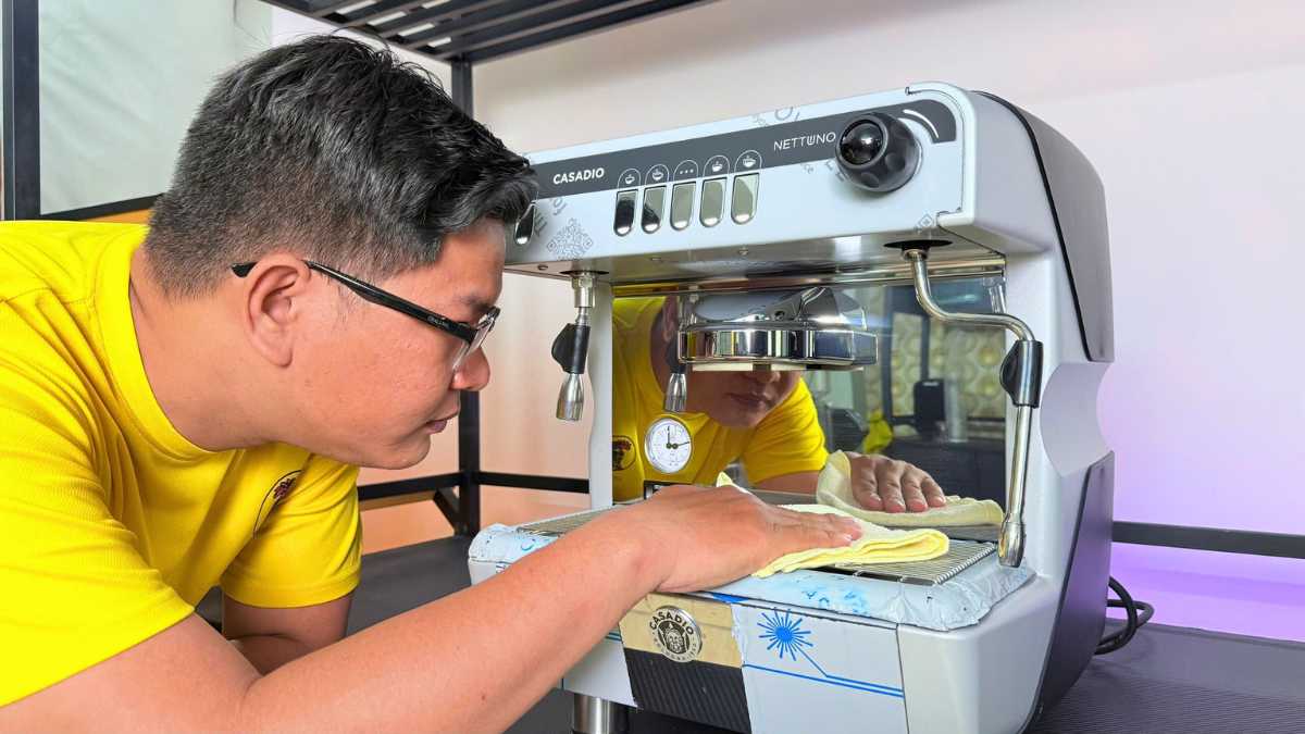 Máy pha cà phê cho quán nhỏ bố trí trong không gian quầy pha gọn gàng