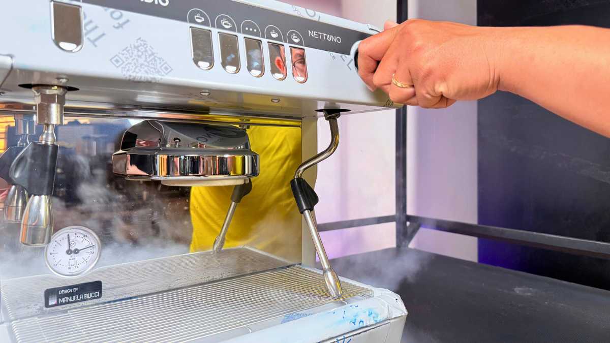 Casadio Nettuno A1 sử dụng thực tế trong quán nhỏ với barista thao tác pha espresso