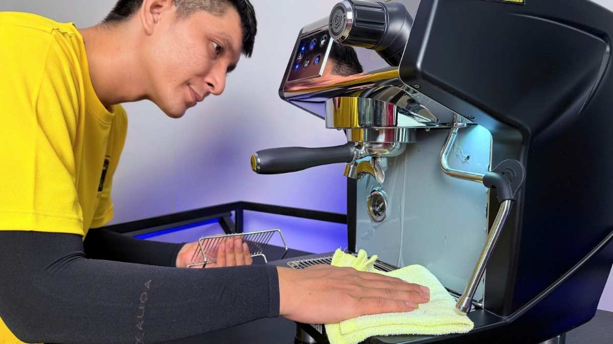 espresso barista trong quán nhỏ với máy 1 group compact