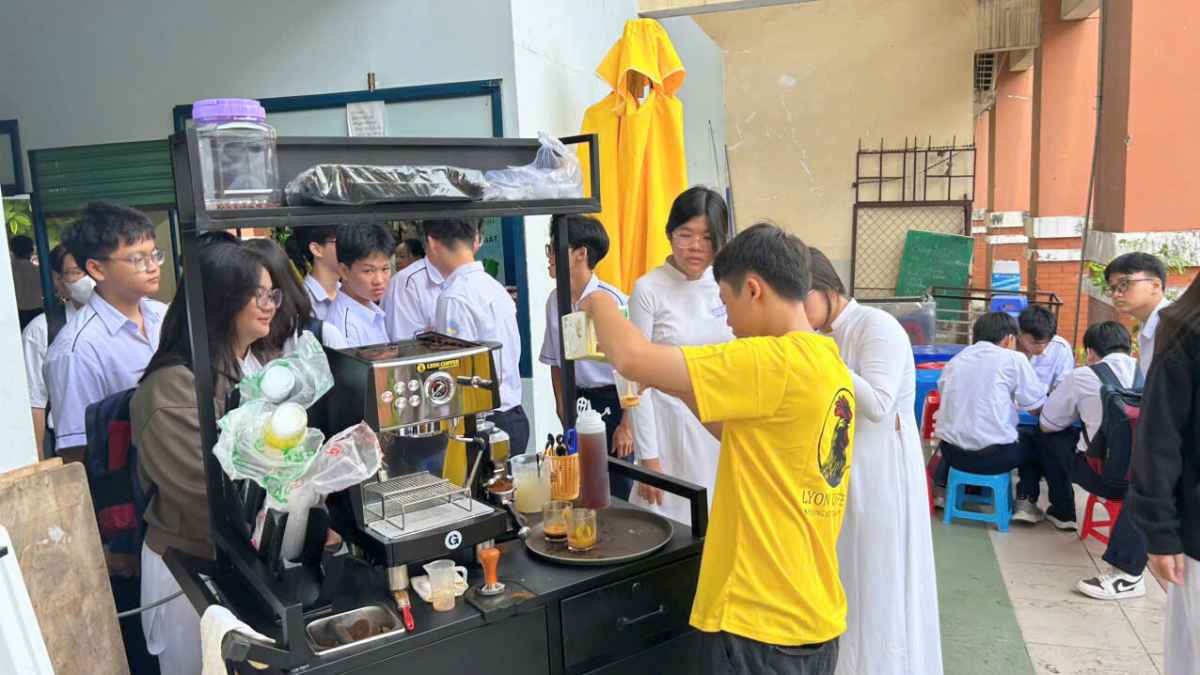 barista sử dụng Gemilai CRM 3200B Pro trong quán nhỏ