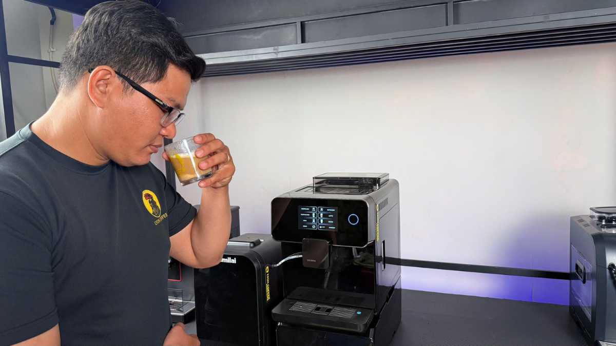 Khách hàng nhận máy tại Lyon Coffee, nhân viên hướng dẫn sử dụng và tặng cà phê kèm theo.