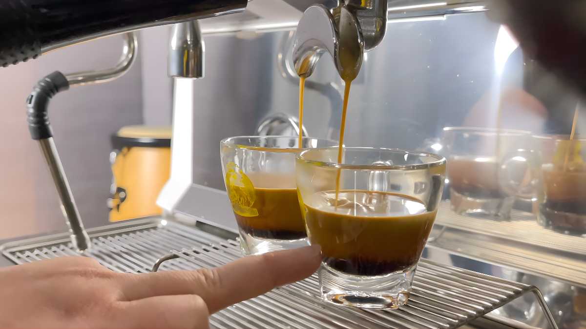 So sánh volumetric dosing và pre-infusion trên máy pha cà phê chuyên nghiệp