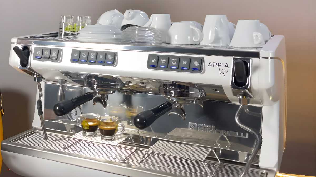 Máy pha cà phê Nuova Simonelli Appia Life 2 Group trong quán đông khách
