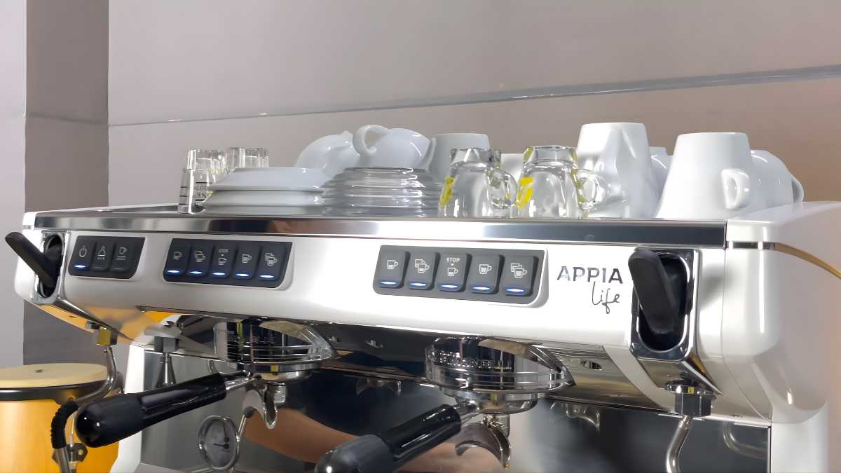 Máy pha cà phê 2 group vận hành liên tục cho quán đông khách