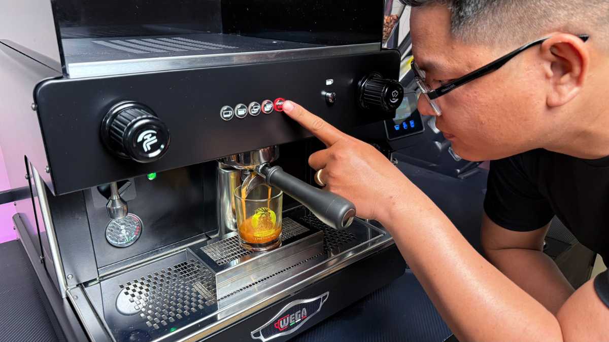 Bấm nút định lượng tự động trên máy pha cà phê Wega Pegaso 1 Group để giữ shot đều