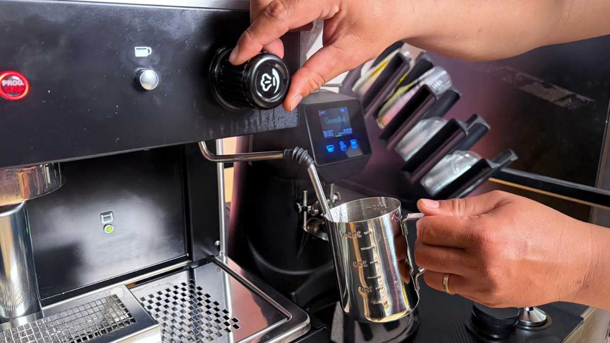 Đánh sữa liên tục với nồi hơi lớn: barista tạo bọt sữa mịn cho latte