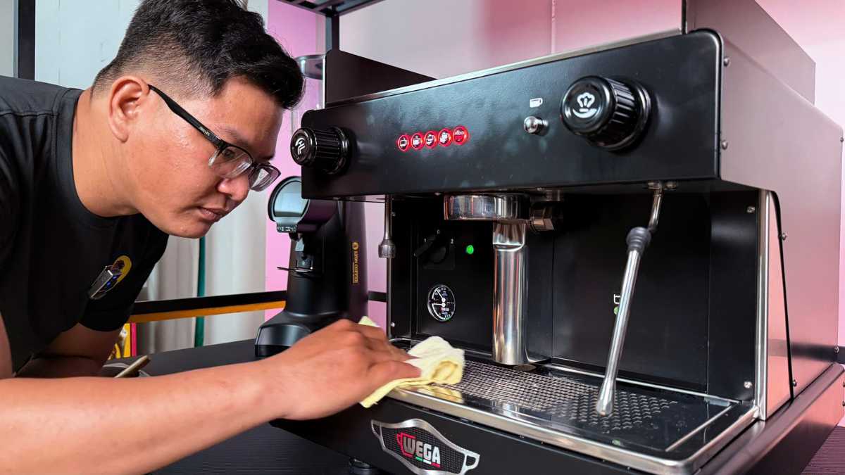 Vệ sinh máy pha cà phê: lau vòi hơi, làm sạch group