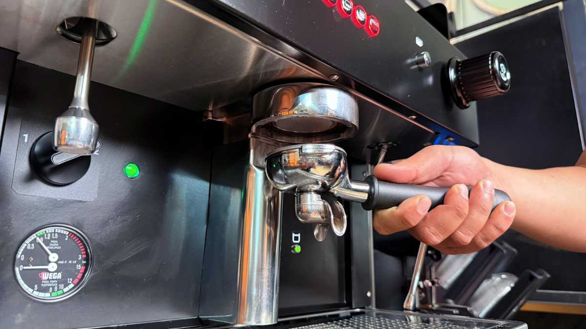 Barista cân shot espresso, canh dòng chảy ổn định cho quán đông khách