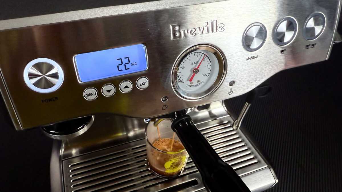 Breville 920 có thể pha và đánh sữa đồng thời nhờ dual boiler