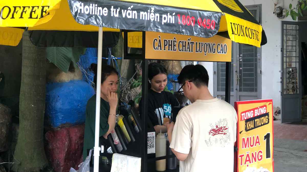 barista phục vụ espresso từ máy Lamvita Eco II trong quán nhỏ