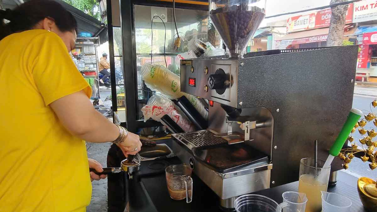 barista phục vụ espresso bằng máy Lamvita Mio II trong quán nhỏ
