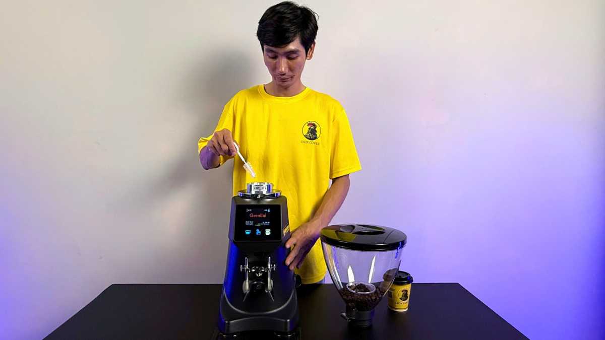 Vệ sinh burr và hopper máy Amalfi A80 giữ độ bền