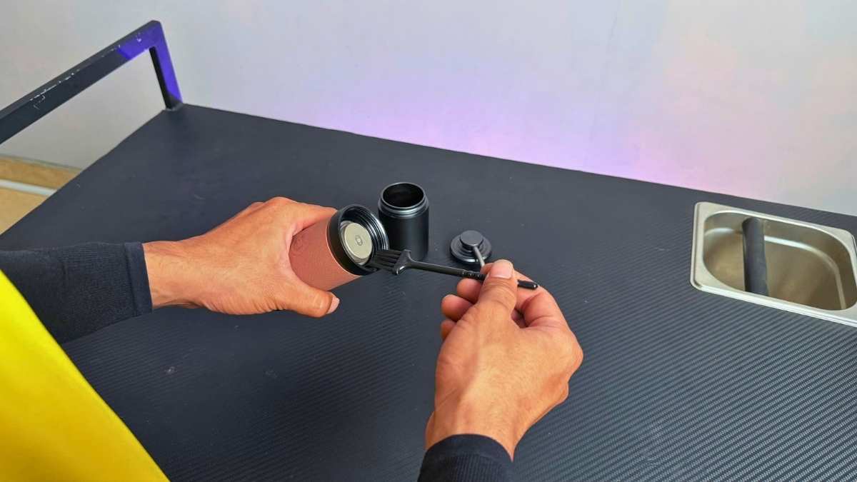 Vệ sinh máy xay cà phê cầm tay iCafilas sau mỗi lần sử dụng