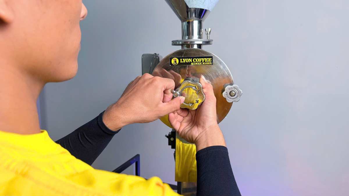 Máy xay cà phê công nghiệp inox 2HP sản xuất Việt Nam điều chỉnh độ mịn linh hoạt