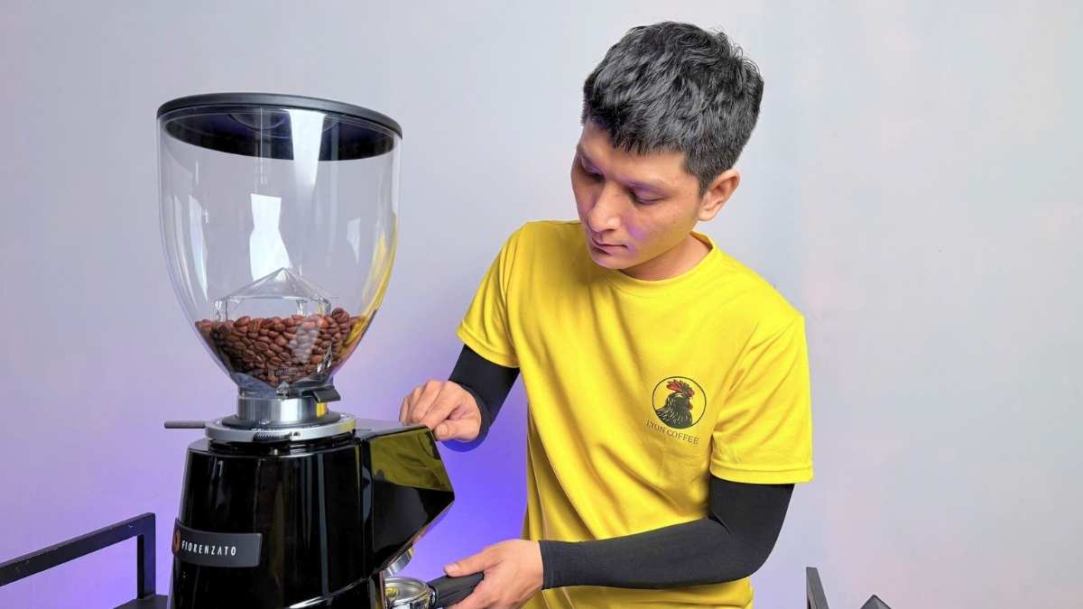 Vệ sinh máy xay cà phê Fiorenzato F64E bằng chổi và viên chuyên dụng