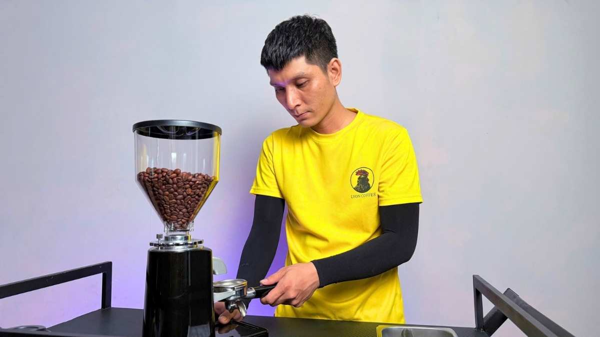 Máy xay cà phê Gemilai CRM 019 phù hợp quán nhỏ và barista training