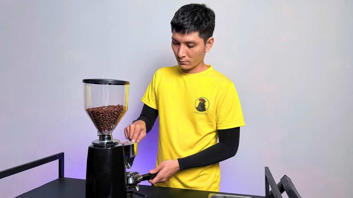 Vệ sinh máy xay cà phê Gemilai CRM 021 burr và khoang xay sau mỗi ca