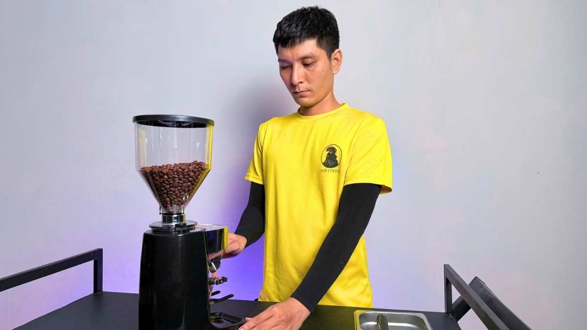 Máy xay cà phê Gemilai CRM 021 phù hợp quán vừa barista training