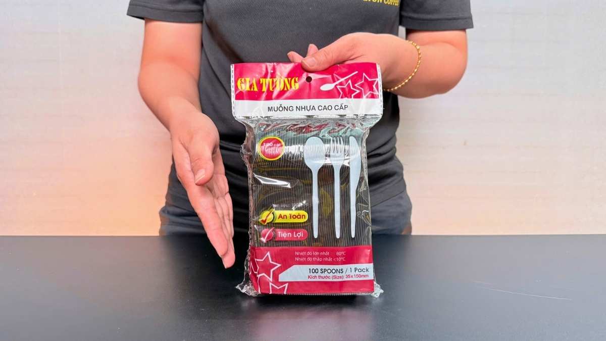 Muỗng nhựa dùng 1 lần màu đen, tiện lợi cho quán cà phê.