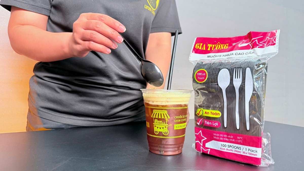 Muỗng nhựa dùng 1 lần cho trà sữa và sinh tố tại quán.