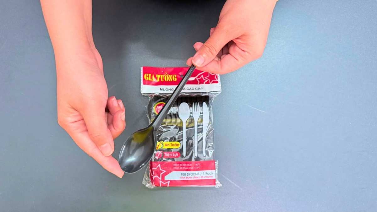 Muỗng nhựa dùng 1 lần được bảo quản nơi khô ráo sạch sẽ.