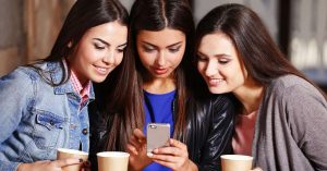 Im lặng hay nói chuyện khi đi cà phê