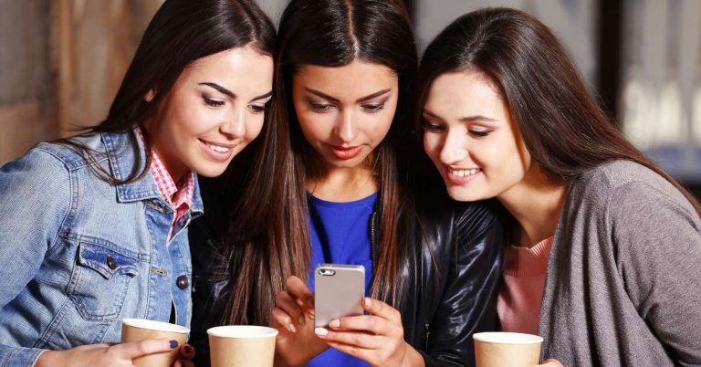 Im lặng hay nói chuyện khi đi cà phê