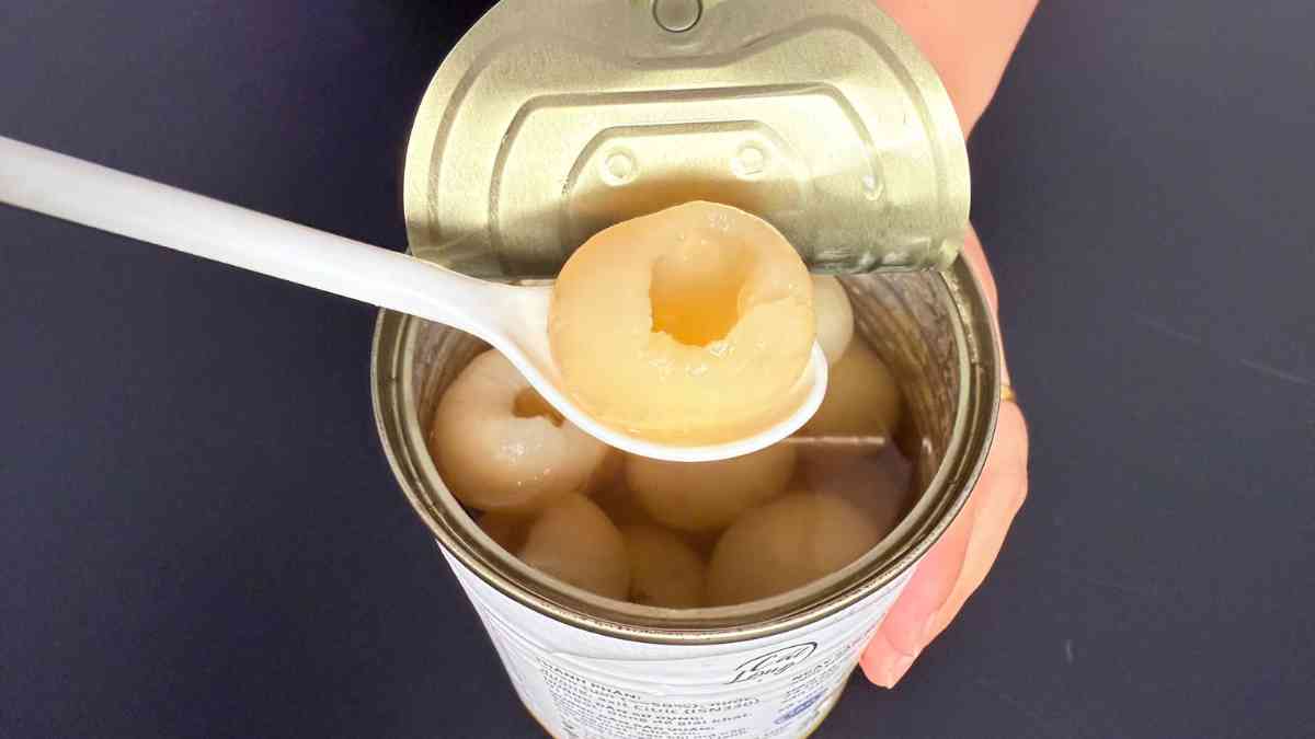 Barista kiểm tra trái Nhãn Ngâm Nước Đường Cát Long 565g nguyên vẹn và sáng màu