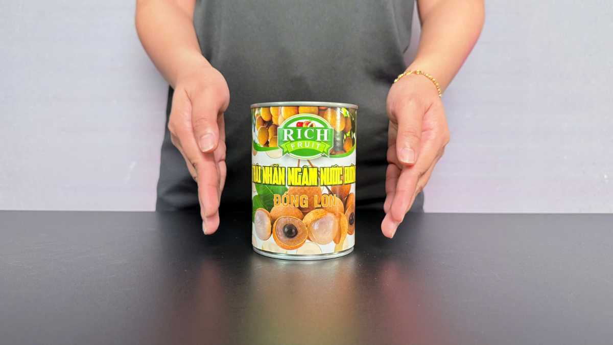 Khách thưởng thức trà nhãn tại quán