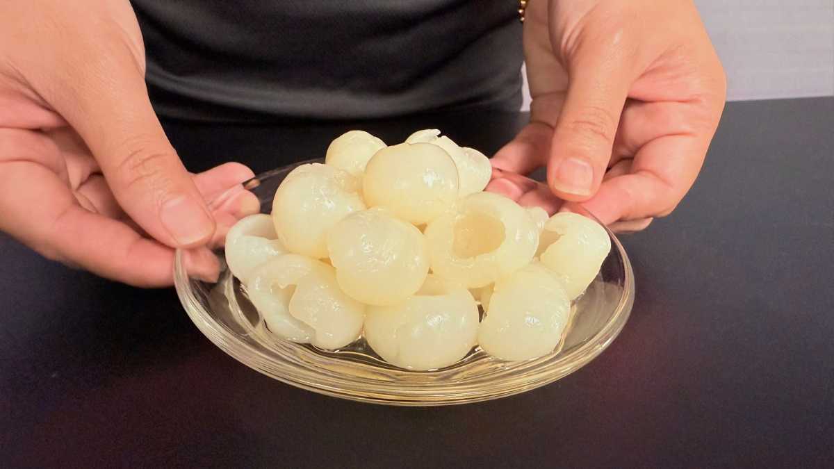 Gắp múi nhãn Rich trắng ngà mềm vừa