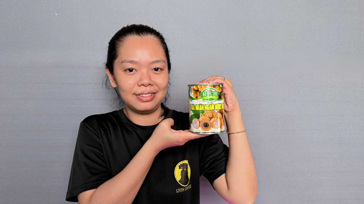 Múc nhãn Rich 565g vào ly pha chế