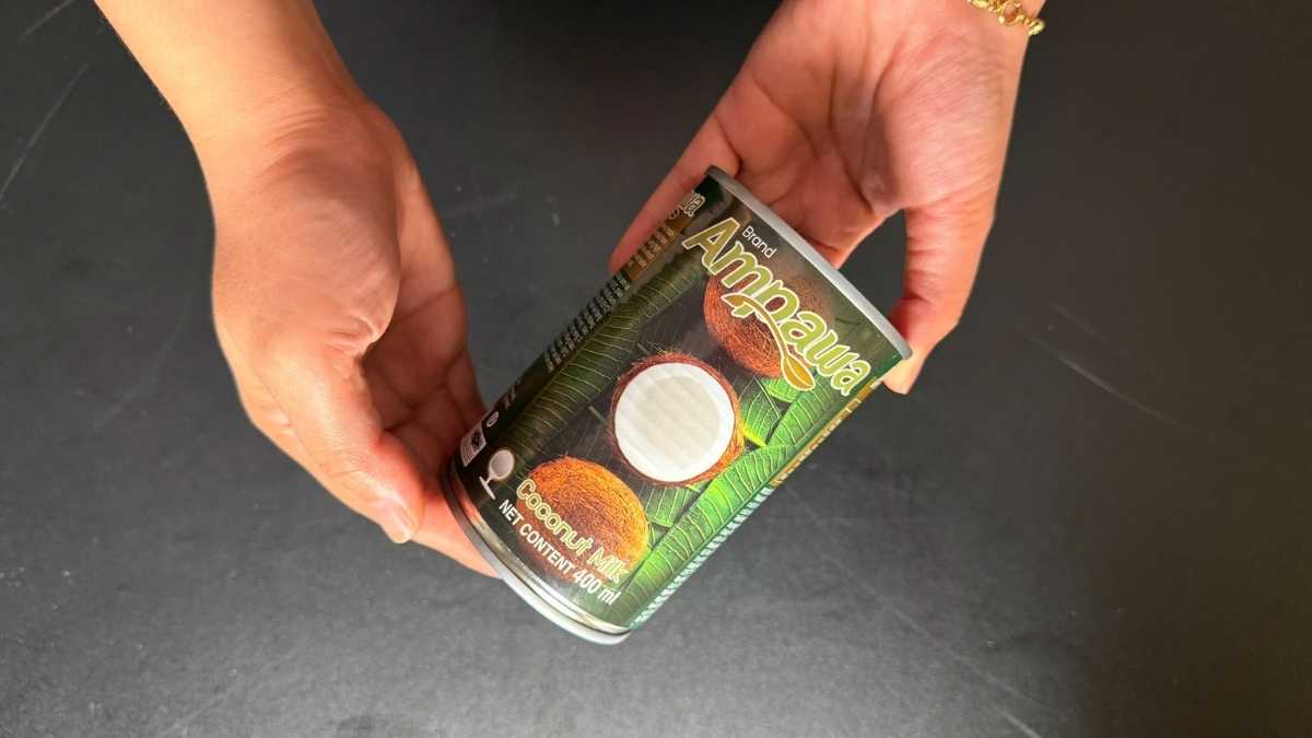 So sánh Nước cốt dừa Ampawa 400 ml với dòng pha loãng về độ béo và mùi thơm.